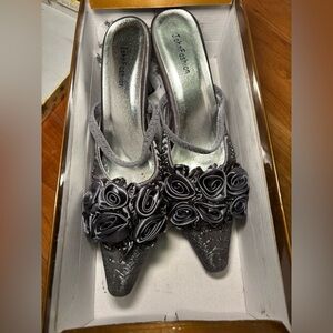 Vintage Gray Women's Shoes with Floral Design